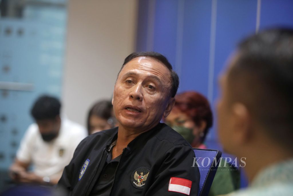 Ketua Umum PSSI Mochamad Iriawan alias Iwan Bule menjelaskan tranformasi sepak bola yang sedang dikerjakan PSSI dengan FIFA saat berkunjung ke kantor RKompas di Jakarta, Jumat (28/10/2022). 