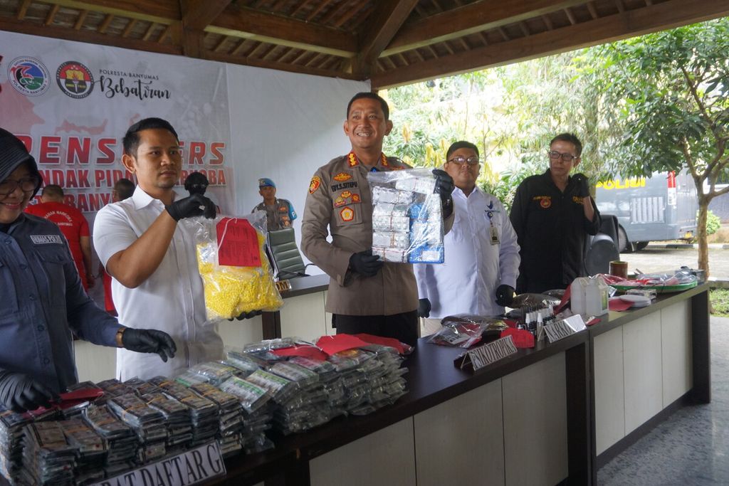 Polisi menunjukkan barang bukti terkait kasus peredaran obat-obatan terlarang dan tembakau gorila dalam konferensi pers, Kamis (13/4/2023), di Markas Polresta Banyumas, Jawa Tengah. 