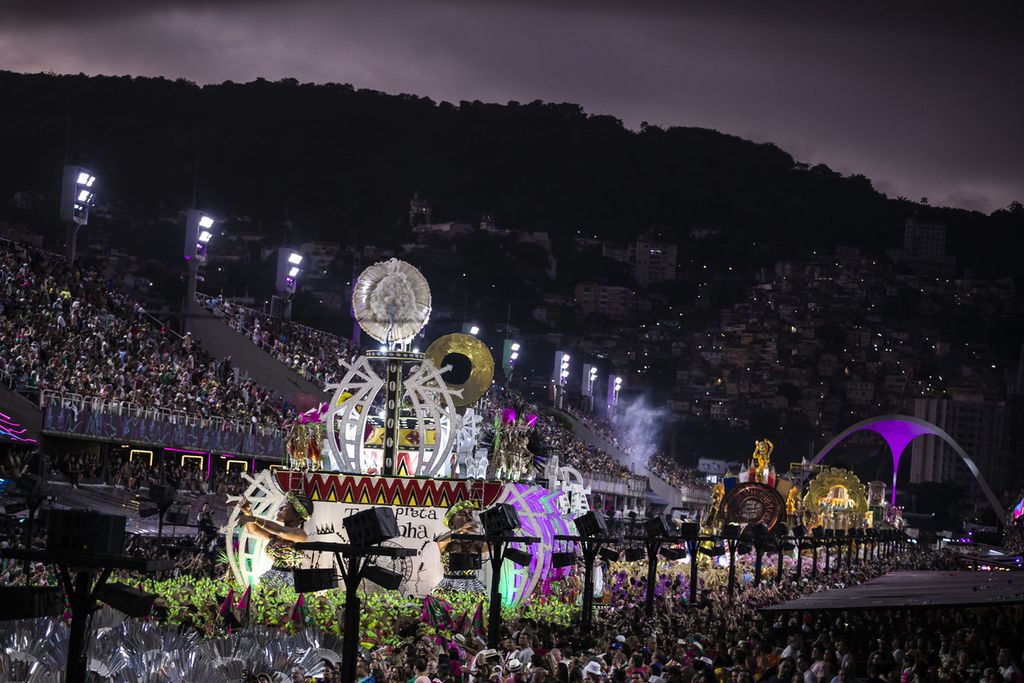 Penampilan kendaraan hias raksasa dan penari dari kelompok The Mangueira Samba saat perayaan karnaval di  Sambadrome, Rio de Janeiro, Brasil, Senin (20/2/2023). 