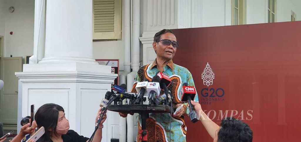 Menteri Koordinator Bidang Politik, Hukum, dan Keamanan Mahfud MD memberikan keterangan kepada media di Kompleks Istana Kepresidenan Jakarta, Jumat (14/10/2022).