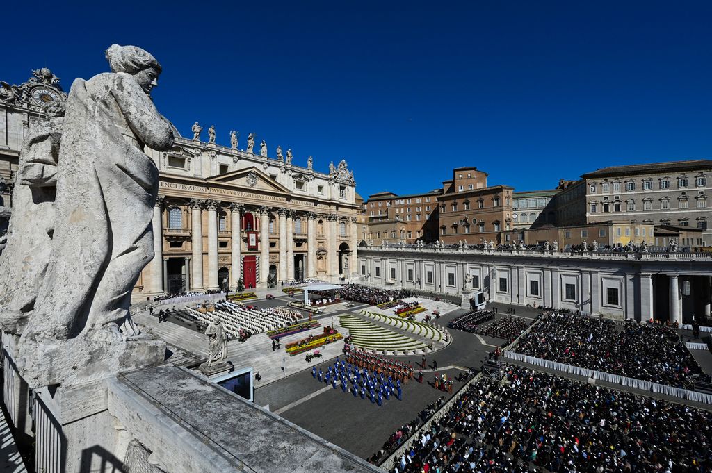Suasana Lapangan Santo Petrus di Vatikan saat Paus Fransiskus memimpin misa Minggu Paskah pada 19 April 2023.