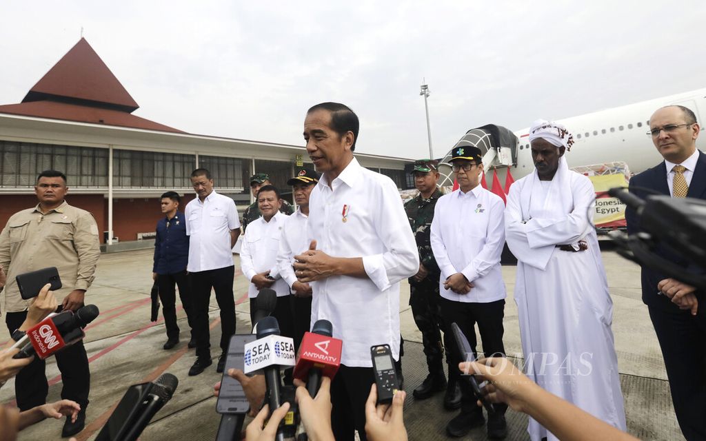 President Joko Widodo gave a press statement after the release of the Indonesian Government's delegation and humanitarian aid to Palestinians and Sudanese affected by the crisis in the Middle East at Base Ops Lanud Halim Perdanakusuma in East Jakarta on Wednesday (3/4/2024).