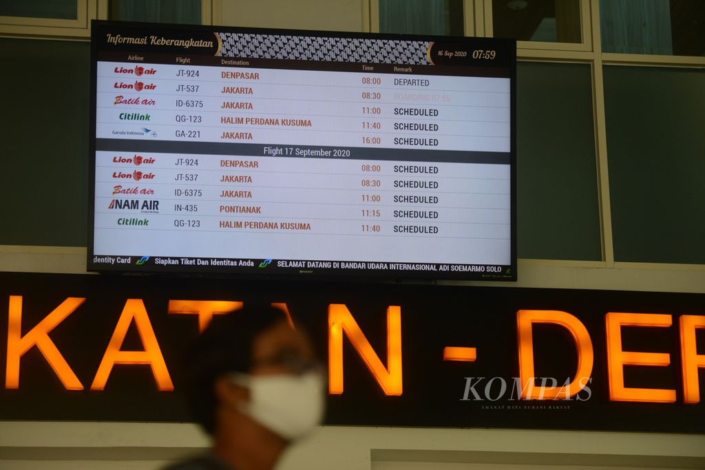 Pengumuman jadwal keberangkatan pesawat di Bandara Internasional Adi Soemarmo, Kabupaten Boyolali, Jawa Tengah, Rabu (16/9/2020). 