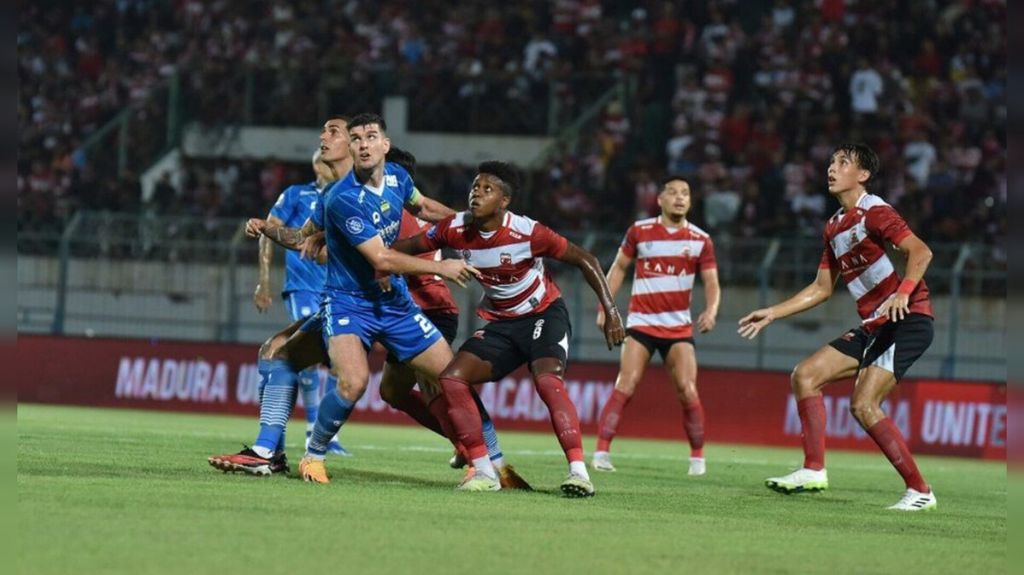 Laga antara Madura United dan Persib dalam kompetisi sepak bola BRI Liga 1 2023/2024 di Stadion Gelora Bangkalan, Madura, Jawa Timur, 1 November 2023. Laga ini dimenangi Persib dengan skor 1-0.