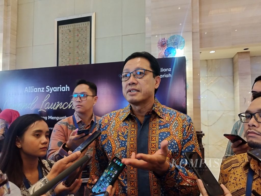 Direktur Utama PT Allianz Life Syariah Indonesia (Allianz Syariah) Achmad Kusna Permana memberi keterangan kepada awak media sesuai acara Grand Launching Allianz Syariah, di Jakarta, Kamis (16/11/2023).