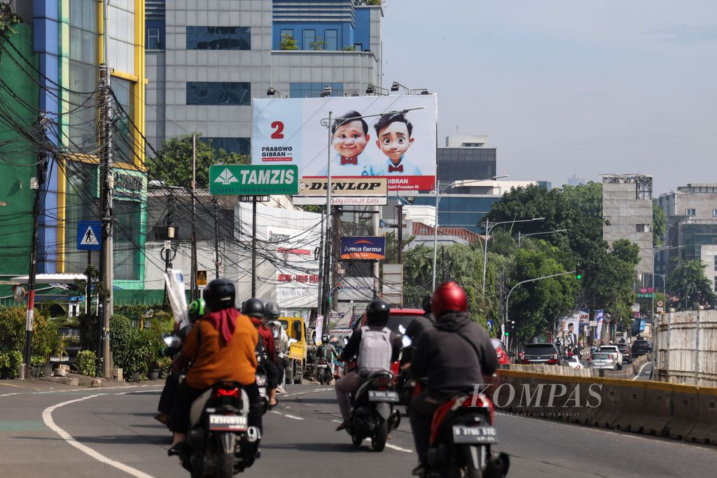 Baliho calon presiden dan wakil presiden nomor urut 2, Prabowo Subianto dan Gibran Rakabuming Raka dipasang di Jakarta, Jakarta, Selasa (5/12/2023). 