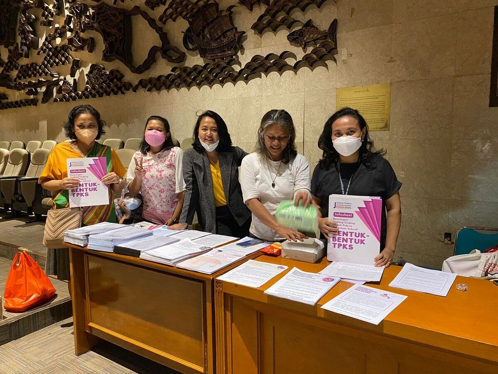 Para aktivis perempuan dari Jaringan Pembela Hak Perempuan Korban Kekerasan Seksual (JPHPKKS) saat hadir di DPR membagikan masukan-masukan terkait RUU TPKS.