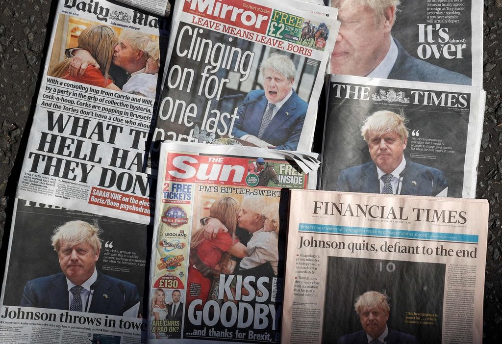 Halaman depan sejumlah koran di Inggris edisi 8 Juli 2022 menampilkan berita pengunduran diri Boris Johnson sebagai Perdana Menteri Inggris. Pada 20 Oktober 2022, Liz Truss yang menggantikan Johnson juga mengundurkan diri. 