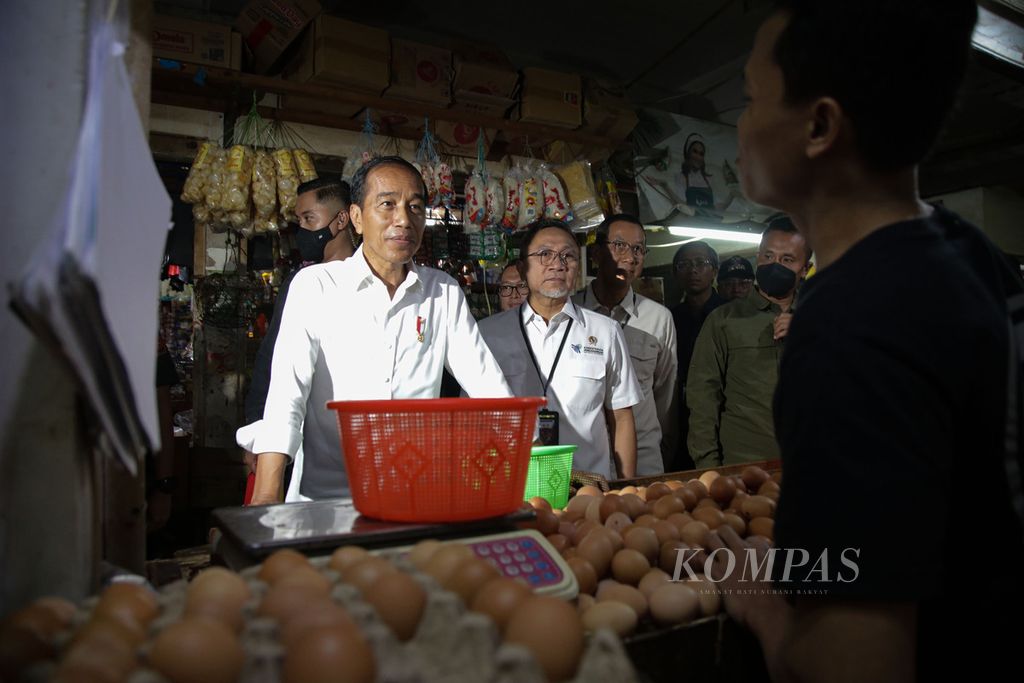 Presiden Joko Widodo bersama Menteri Perdagangan Zulkifli Hasan berbincang dengan pedagang saat meninjau pasokan dan harga kebutuhan pokok masyarakat jelang Lebaran di Pasar Johar Baru, Jakarta, Rabu (5/4/2023).
