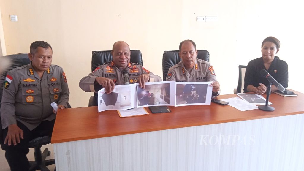 Kapolda Papua Inspektur Jenderal Mathius Fakhiri (kedua dari kiri) menyampaikan hasil penyelidikan kasus pembunuhan dokter spesialis paru RSUD Nabire, Mawartih Susanti, di Kota Jayapura, Papua, Rabu (29/3/2023).