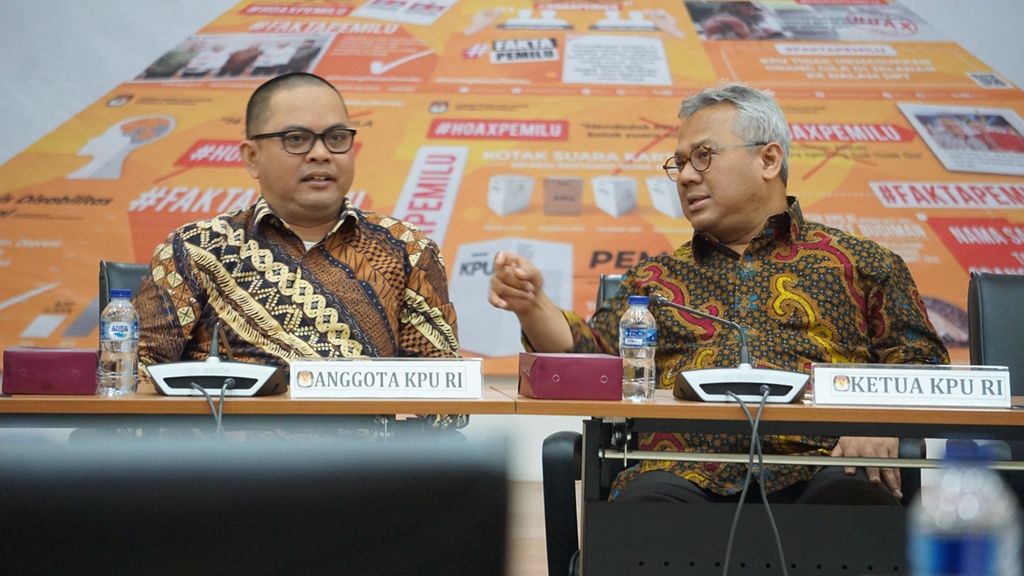 Komisioner KPU 2017-2022, Arief Budiman (kanan), dan Viryan Azis, di Kantor KPU, Jakarta, Selasa (20/8/2019).
