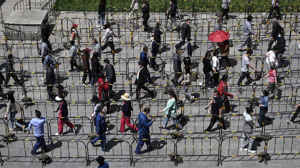 Orang-orang mengantre untuk mengikuti tes Covid-19 di Zhongguancun di Beijing pada 26 April 2022. Tes Covid dilakukan secara massal setelah ditemukan 40 kasus baru. 