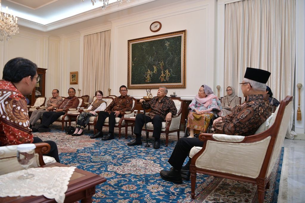 Para tokoh yang tergabung dalam Gerakan Nurani Bangsa bertemu dengan Wakil Presiden Ma’ruf Amin di Istana Wakil Presiden, Jalan Medan Merdeka Selatan, Jakarta, Kamis (11/1/2024). 