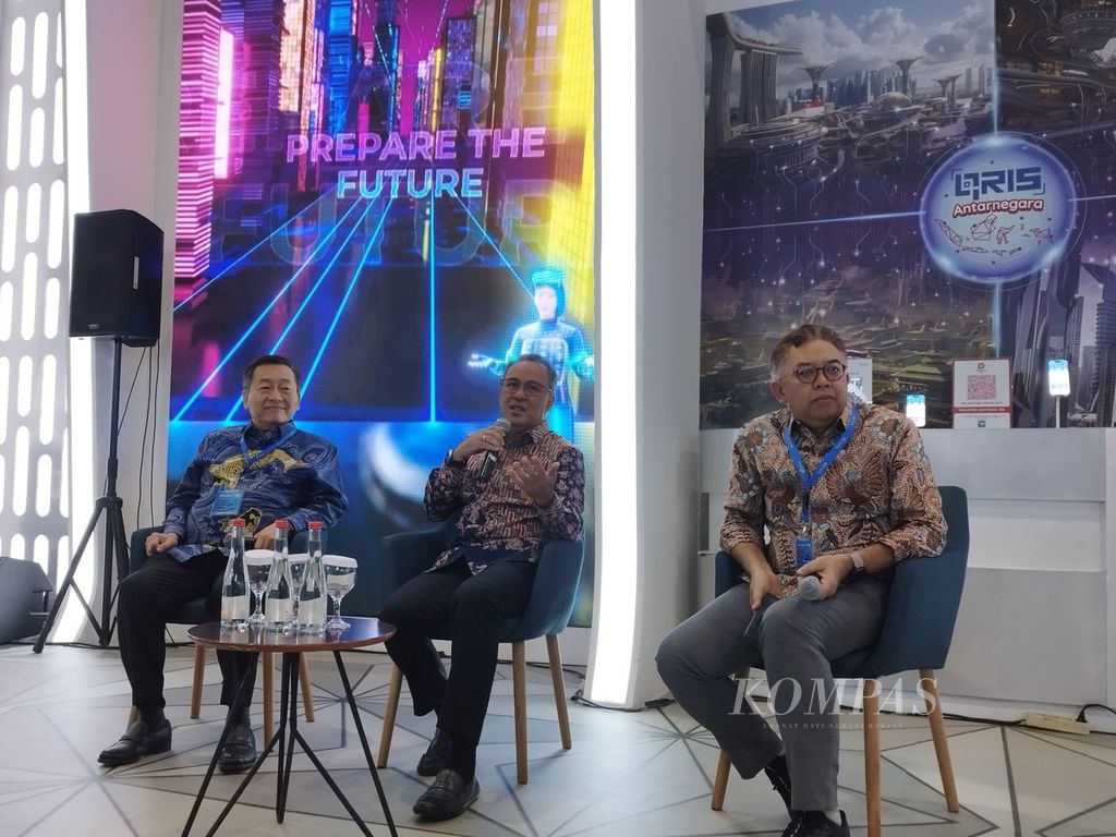 Ketua Umum Asosiasi Sistem Pembayaran Indonesia Santoso Liem, Kepala Departemen Kebijakan Sistem Pembayaran Bank Indonesia Dicky Kartikoyono, dan Kepala Departemen Komunikasi BI Erwin Haryono (kiri ke kanan) dalam taklimat media terkait Blueprint Sistem Pembayaran Indonesia 2030 di Jakarta Convention Center, Jakarta, Jumat (2/8/2024).