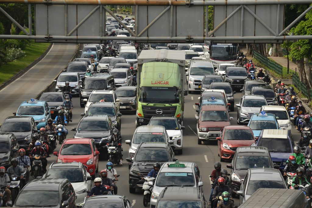 Traffic jam on Jalan Mayjen Sutoyo, East Jakarta, during working hours, Monday (9/1/2023).