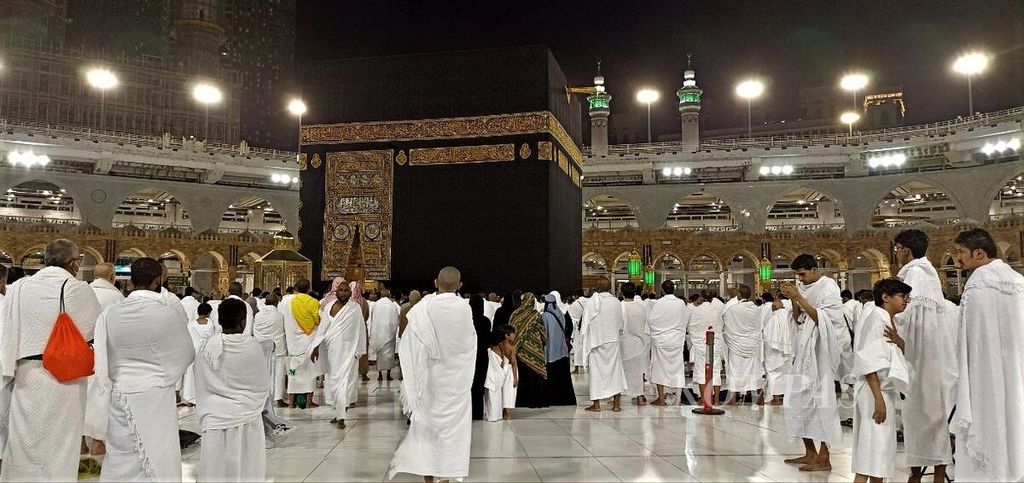 The appearance of the Kaaba in the Masjidil Haram in Mecca, Saudi Arabia on Wednesday morning (3/8/2022), which has been free from fiber barriers and distance markers installed during the two years of the pandemic.