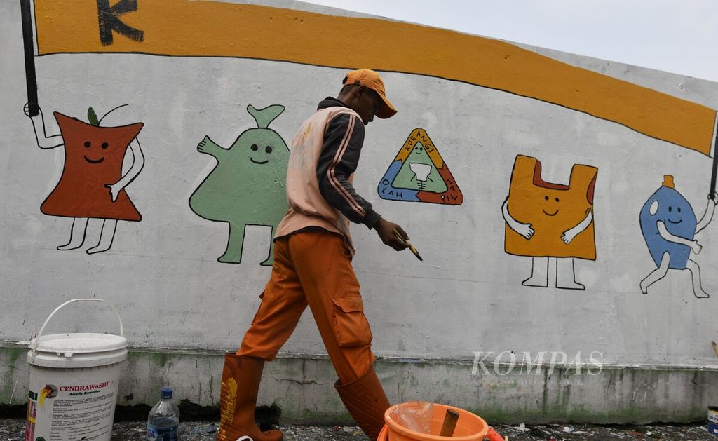 Petugas Penanganan Prasarana dan Sarana Umum (PPSU) menyelesaikan mural bertemakan Gerakan Jakarta Sadar Sampah untuk memeriahkan HUT ke-495 Jakarta di Kedoya Selatan, Jakarta Barat, Rabu (22/6/2022). 