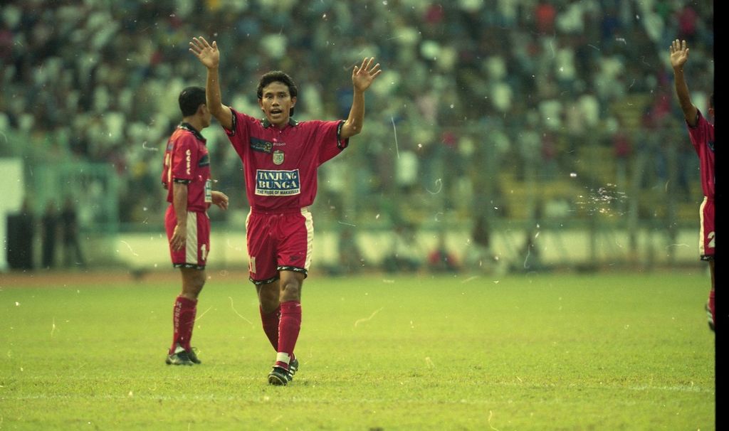 Bima Sakti, gelandang PSM Makassar, mencoba menenangkan suporter di tribune ketika terjadi kericuhan di tengah laga final Liga Bank Mandiri 1999-2000 antara PSM dan Pupuk Kaltim Bontang di Stadion Gelora Bung Karno, Jakarta, 23 Juli 2000.