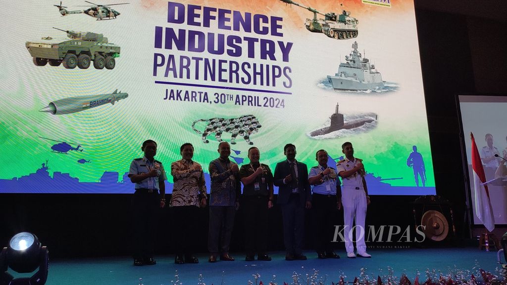The Director General of Defense Potential at the Ministry of Defense, Major General Piek Budyakto, together with the Indian Ambassador to Indonesia, Sandeep Chakravorty, posed together while attending the India-Indonesia Defence Industry Exhibition cum Seminar in Jakarta on Tuesday (30/4/2024).