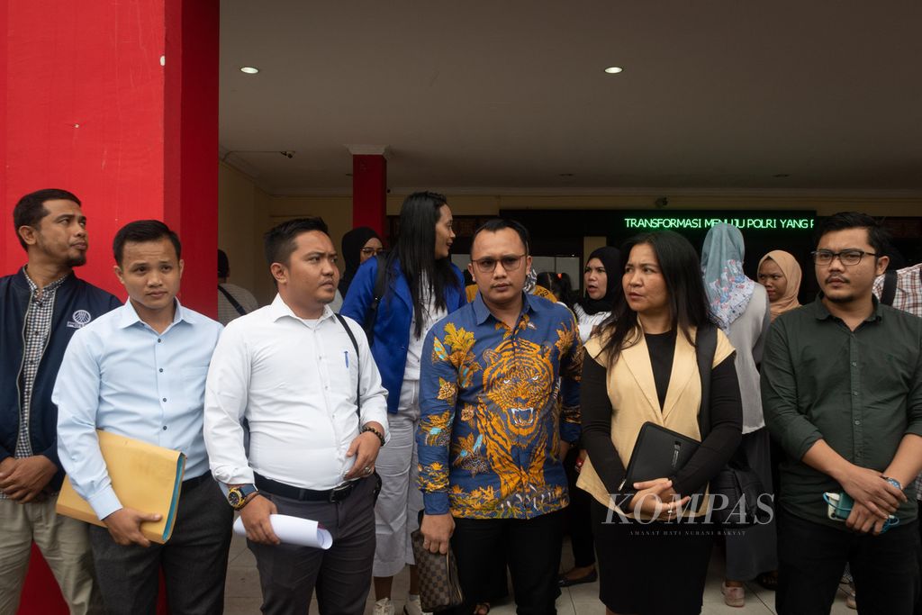 Direktur Lembaga Bantuan Hukum Mawar Saron Batam Mangara Sijabat (tengah) didampinggi sejumlah anggota Tim Advokasi untuk Kemanusiaan Rempang, Selasa (3/10/2023).
