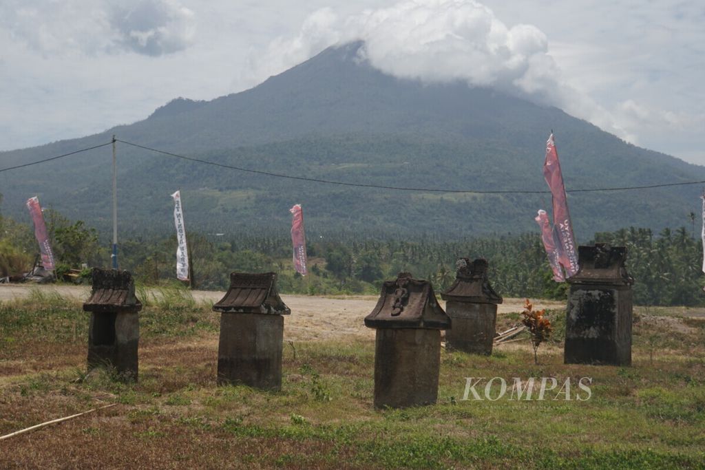 Waruga di area proyek Waduk Kuwil Kawangkoan, Minahasa Utara, Sulawesi Utara, dipindahkan dari beberapa tanah adat seperti Pinendean dan Kinangkoan. Berdasarkan pengamatan pada Jumat (23/8/2019), sebagian waruga di area tersebut rusak.
