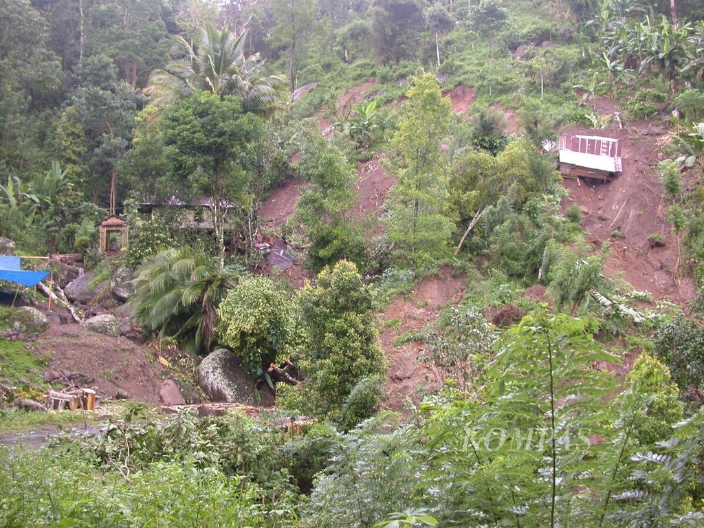 Longsor dan banjir yang melanda Kabupaten Sinjai dan sekitarnya membuat hampir seluruh wilayah Kabupaten Sinjai porak-poranda dan terisolasi. Di antaranya perkampungan di Desa Kompang dan sekitarnya di Kecamatan Sinjai Tengah.
