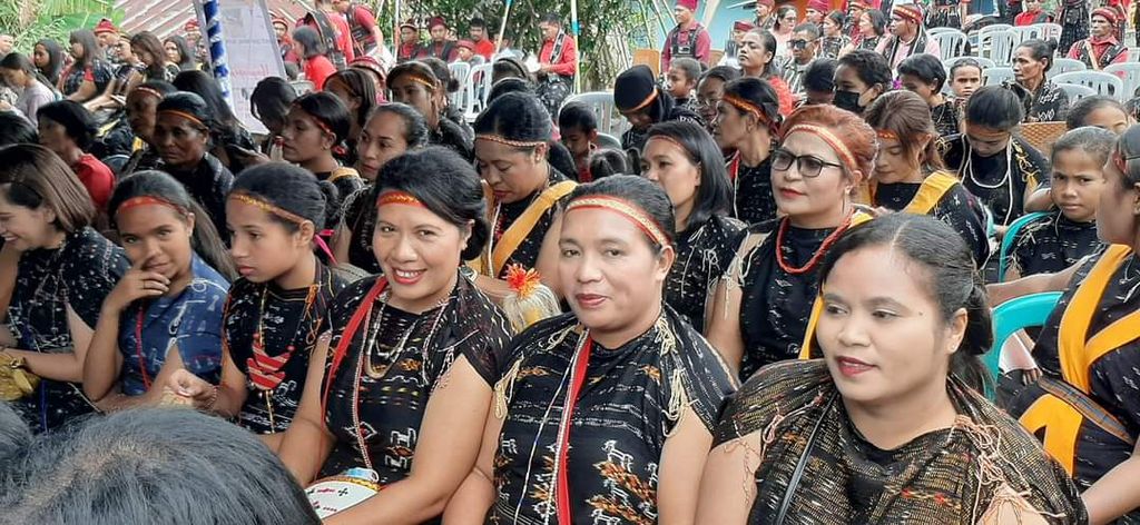 Perempuan Ngada terlibat dalam pesta adat Reba di Langa, Ngada, Selasa (15/1/2023). Reba sebelum pandemi Covid-19 melibatkan banyak orang, termasuk turis asing.