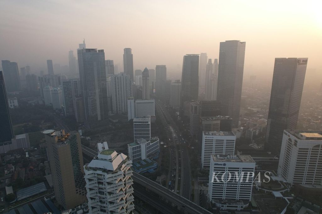 Deretan gedung perkantoran di kawasan Sudirman, Jakarta, Kamis (10/8/2023). Pemprov DKI Jakarta memutuskan UMP 2024 sebesar Rp 5,06 juta.