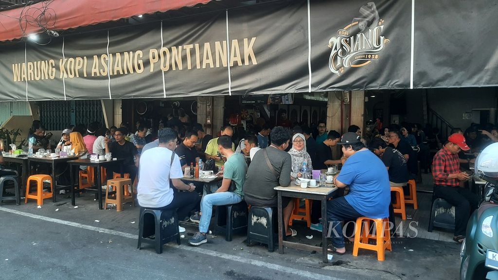 Sejak pagi salah satu warung kopi di Kota Pontianak, Kalimantan Barat, telah dipenuhi pengunjung berbincang berbagai hal, Sabtu (20/7/2024).