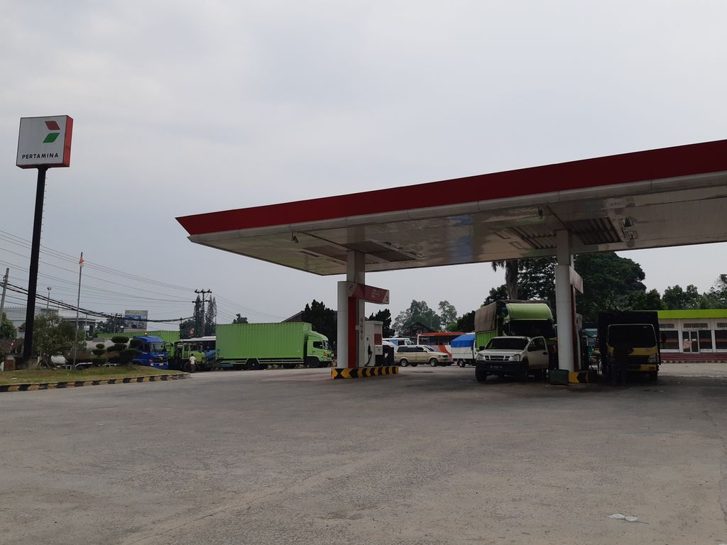 Antrean truk yang hendak mengisi solar di SPBU di kawasan Kecamatan Natar, Kabupaten Lampung Selatan, Lampung, Rabu (13/10/2021).