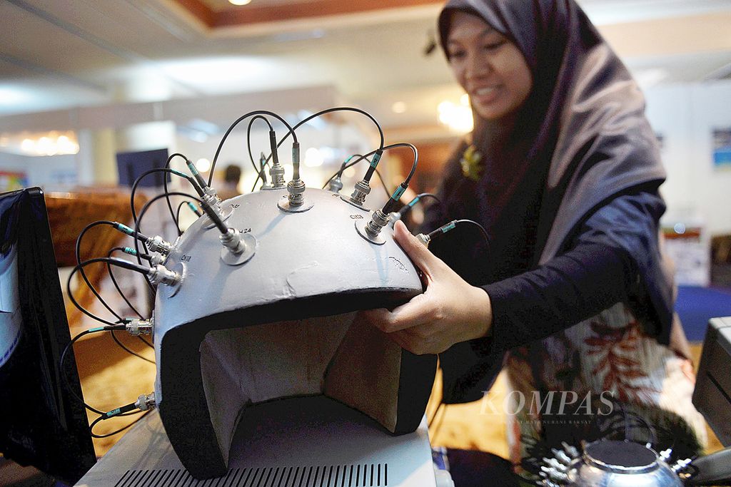 Electrical Capacitance Volume Tomography (ECVT), alat untuk mendeteksi gangguan pada otak, ditampilkan dalam pameran hasil-hasil penelitian dan pengembangan Lembaga Penelitian dan Pengabdian kepada Masyarakat (LPPM) dan Lemlitbang di Jakarta, Selasa (6/12).