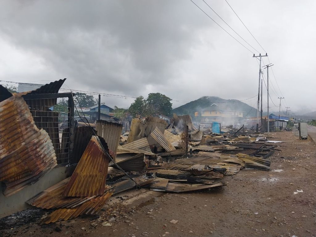 Massa membakar puluhan unit bangunan dalam kerusuhan di Kabupaten Dogiyai, Papua Tengah, Jumat (14/7/2023).