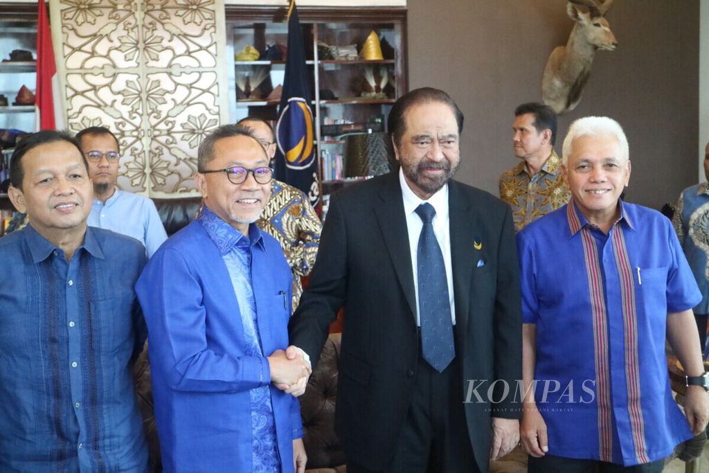 Chairman of the National Mandate Party Zulkifli Hasan visits Nasdem Party Chairman Surya Paloh at the Nasdem DPP office, Jakarta, on Tuesday (10/3/2020).