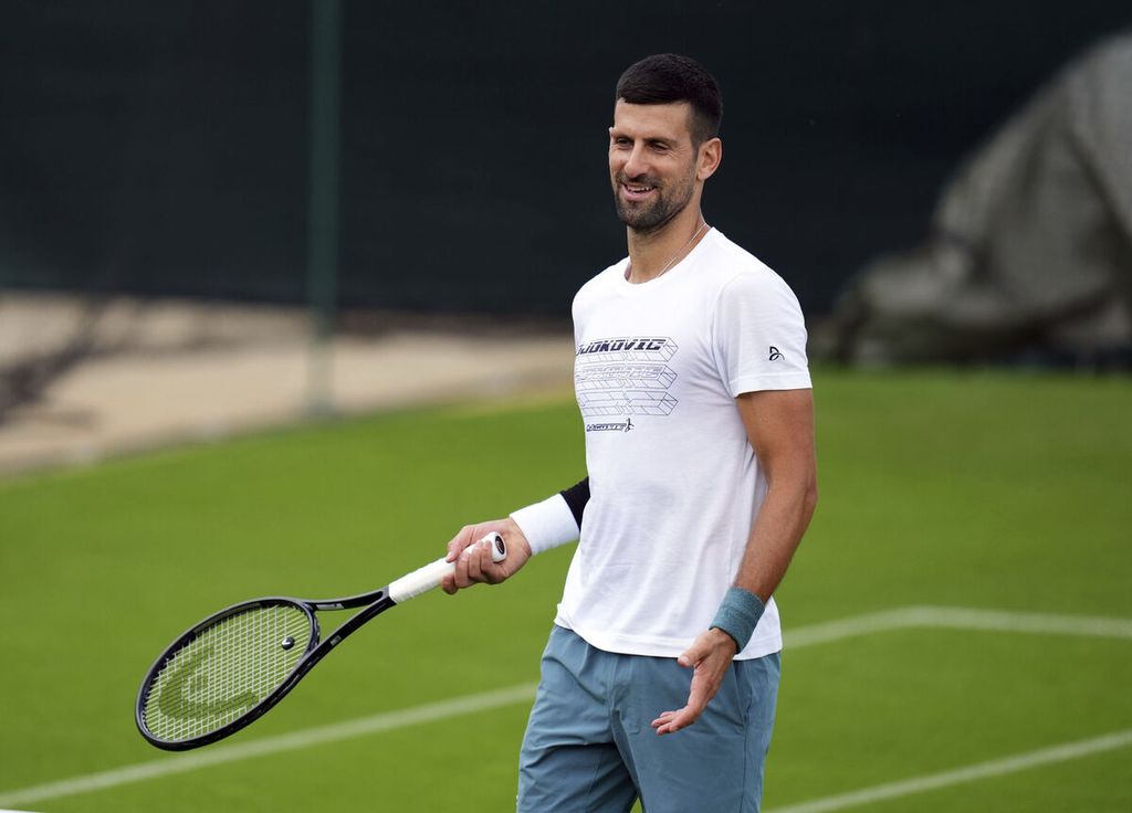 Petenis Serbia Novak Djokovic menjalani sesi latihan di All England Lawn Tennis and Croquet Club, Wimbledon, Inggris, Senin (24/6/2024).