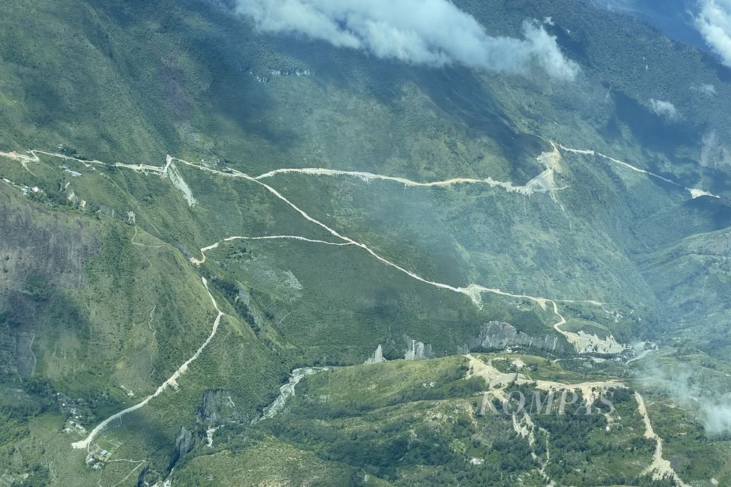 Foto dari udara kondisi jalan di salah satu distrik di Kabupaten Yahukimo, Papua Pegunungan, Jumat (10/11/2023).