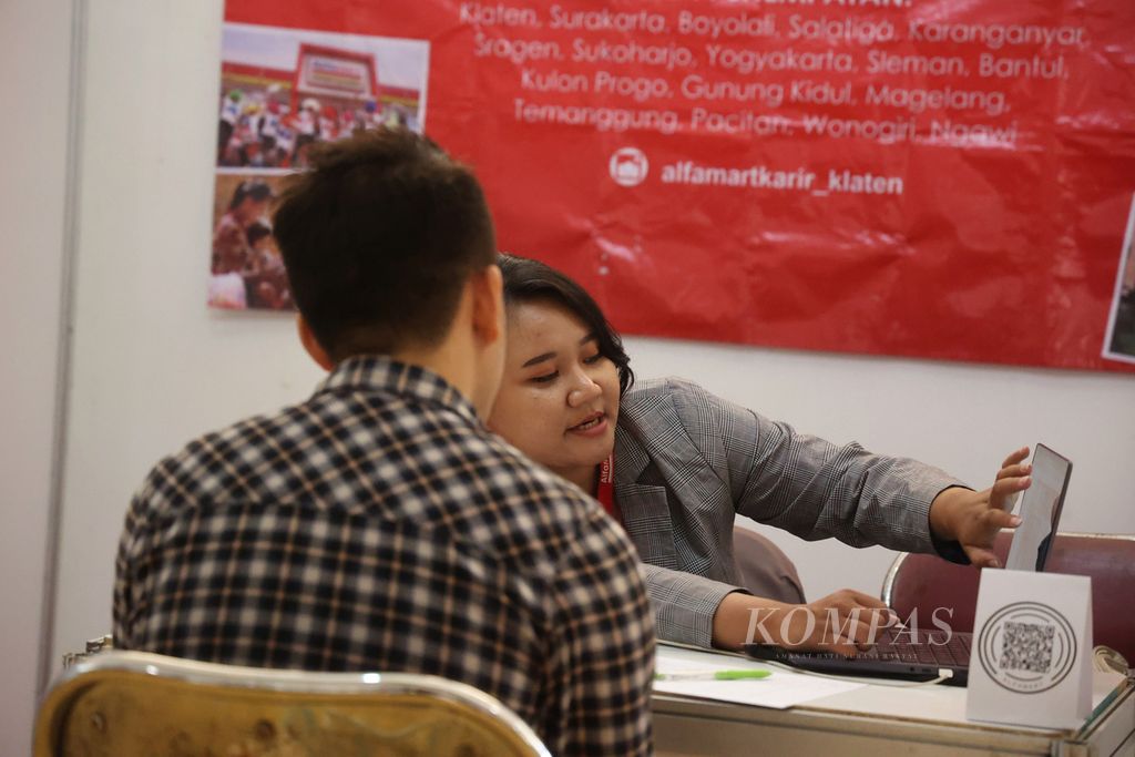 Representatives from companies provided information to job seekers attending the Bantul Career Expo job fair at Pendapa SMKN 1 Kasihan, Bantul, DI Yogyakarta, on Tuesday (8/8/2023). The event, which was held by the Bantul Manpower and Transmigration Agency, provided around 4,000 job vacancies from 35 companies.