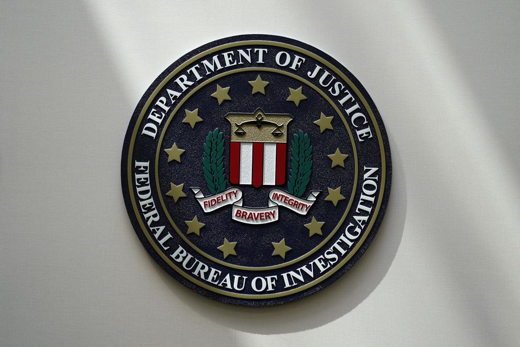 Logo Biro Investigasi Federal (FBI) di markas mereka di Omaha, Nebraska, AS, 10 Agustus 2022. 