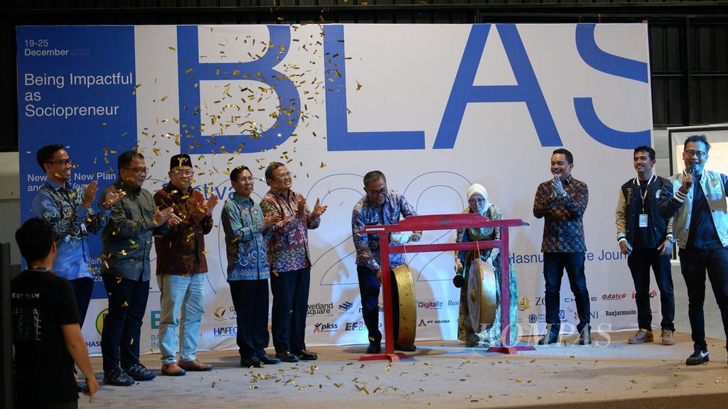 Pemukulan gong menandai pembukaan BLAS Festival 2022 di Wetland Square, Banjarmasin, Kalimantan Selatan, Rabu (21/12/2022). 