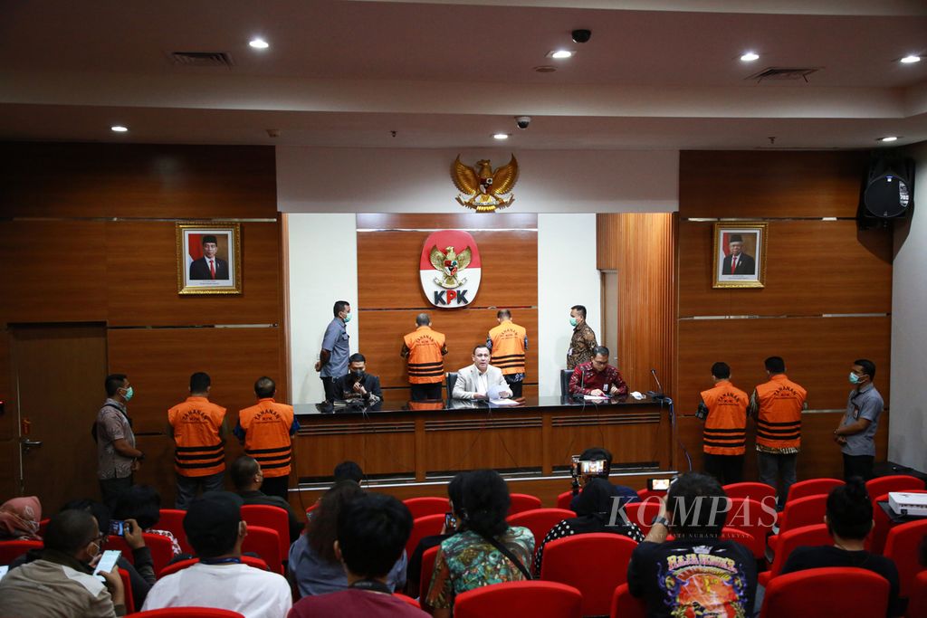 Suasana konferensi pers operasi tangkap tangan Bupati Pemalang, Jawa Tengah, Mukti Agung Wibowo bersama lima tersangka lain di Gedung Merah Putih KPK, Jakarta, Jumat (12/8/2022) malam. Konferensi pers dipimpin Ketua KPK Firli Bahuri.