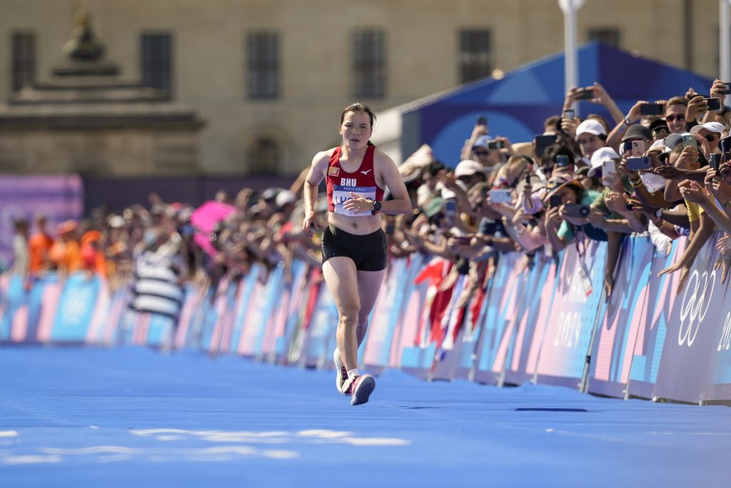 Pelari Bhutan, Kinzang Lhamo, mendekati garis finis pada nomor maraton putri Olimpiade Paris 2024 di Paris, Perancis, Minggu (11/8/2024). Lhamo menjadi pelari terakhir yang menembus garis finis.