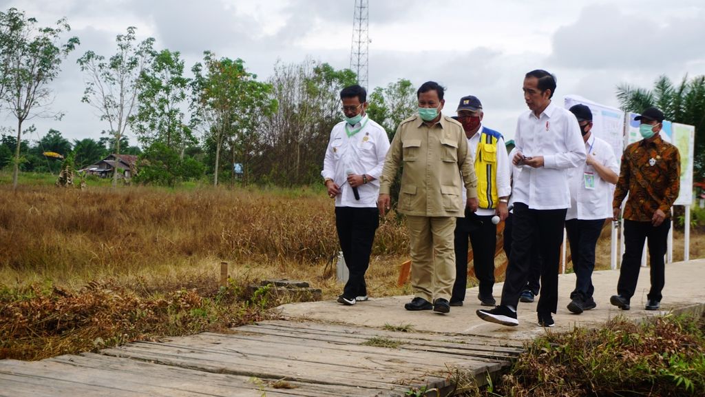 Presiden Joko Widodo bersama para menteri dan pemerintah daerah melihat langsung persiapan dan lokasi pencanangan program lumbung pangan (<i>food estate</i>) di Desa Bentuk Jaya, Kabupaten Kapuas, Kalimantan Tengah, Kamis (9/7/2020). Setidaknya terdapat 20.000 hektar lahan di Kabupaten Kapuas disiapkan untuk cetak sawah..