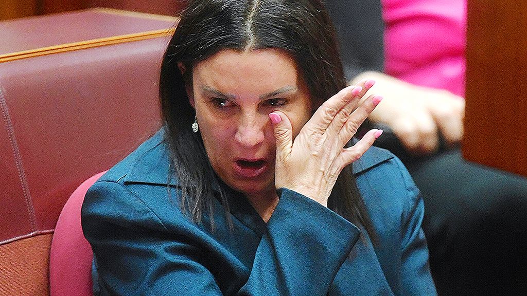 Jacqui Lambie, senator independen dari Negara Bagian Tasmania, Australia, menghapus air mata setelah menyampaikan pengunduran dirinya  di Majelis Senat di Gedung Parlemen, Canberra, Selasa (14/11). Lambie mundur karena memiliki kewarganegaraan ganda.  