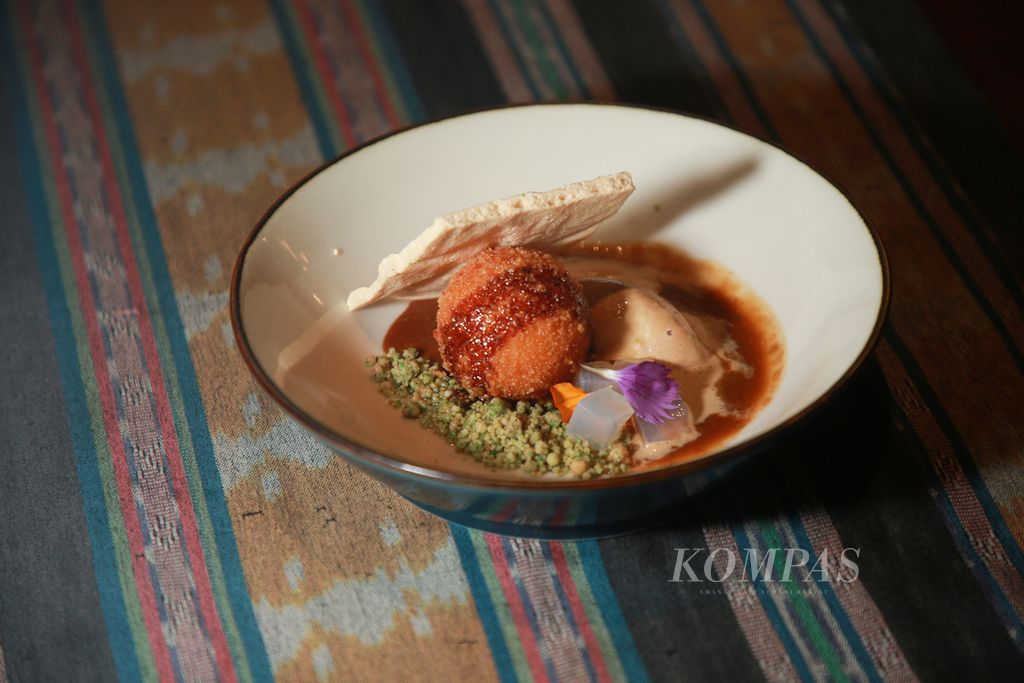 Colenak, makanan khas Jawa Barat yang mendapat sentuhan dari <i>Chef</i> Maxie Millian menjadi makanan penutup dalam acara Kaum Santap Malam Series oleh tiga <i>chef</i> di Restoran Kaum Jakarta, Kamis (8/9/2022) malam. 