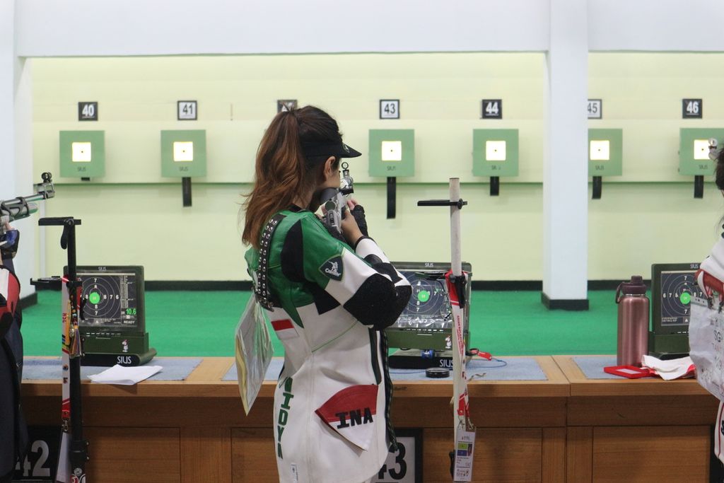Vidya Rafika Rahmatan Toyyiba (21), petembak putri yang berasal dari Indonesia, sedang membidik target pada perlombaan senapan angin 10 meter putri dalam Piala Asia Menembak Pistol dan Riffle 2023, Sabtu (4/3/2023).