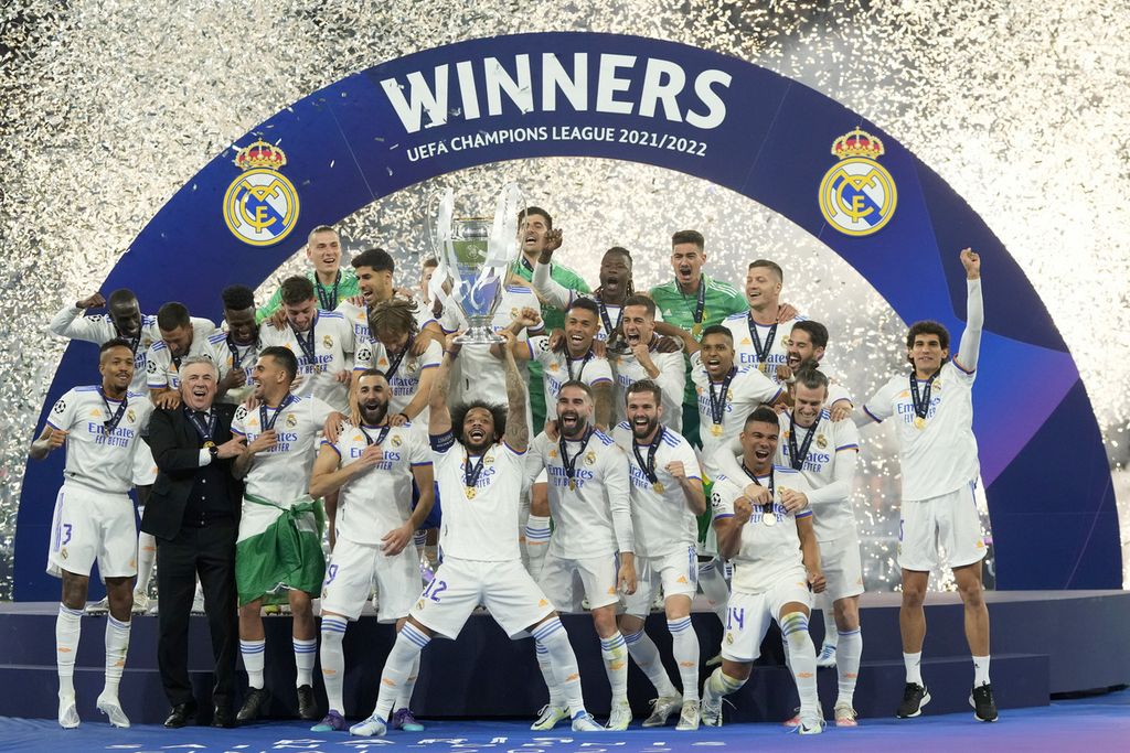 Pemain belakang Real Madrid, Marcelo, mengangkat trofi Liga Champions setelah Real Madrid mengalahkan Liverpool dalam pertandingan final Liga Champions Eropa antara Liverpool dan Real Madrid di Stadion Stade de France, Paris, Perancis, Sabtu (28/5/2022).
