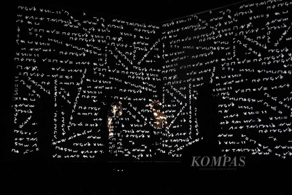 Dua penari menampilkan tari "Tale Tale" karya Sherli Novalinda yang berbasis di Padang Panjang, Sumatera Barat, dalam perhelatan Indonesian Dance Festival (IDF) 2022 di di Teater Kecil, Taman Ismail Marzuki, Jakarta Rabu (26/10/2022) 