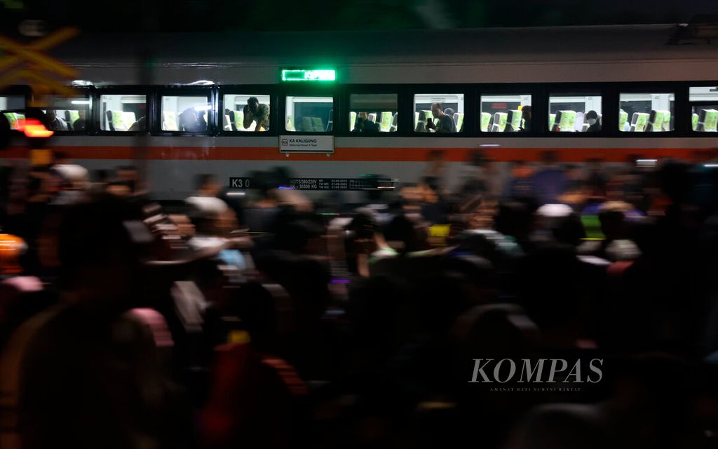 Salah satu penumpang kereta api yang melintas tempat kejadian kecelakaan sebuah truk yang tertabrak rangkaian kereta api di pelintasan sebidang Madukoro Raya, Kota Semarang, Jawa Tengah, Selasa (18/7/2023). Kecelakaan yang melibatkan Kereta Api Brantas rute Blitar-Pasar Senen Jakarta tersebut disebabkan sebuah truk yang mogok di tengah rel pada pukul 19.20 WIB. Tidak ada korban jiwa dalam peristiwa tersebut yang hingga proses evakuasi berlangsung dini hari. 