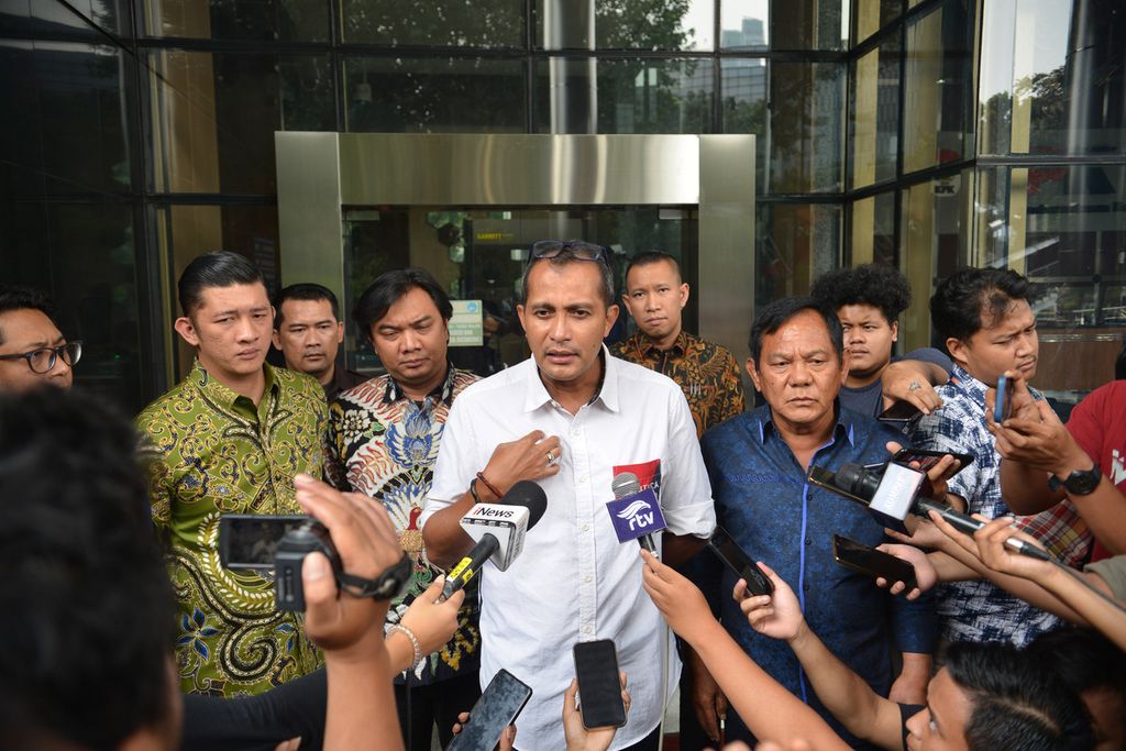 Wakil Menteri Hukum dan Hak Asasi Manusia Edward Omar Sharif Hiariej (tengah) memberikan penjelasan kepada wartawan di depan Gedung Komisi Pemberantasan Korupsi, Jakarta, Senin (20/3/2023). 