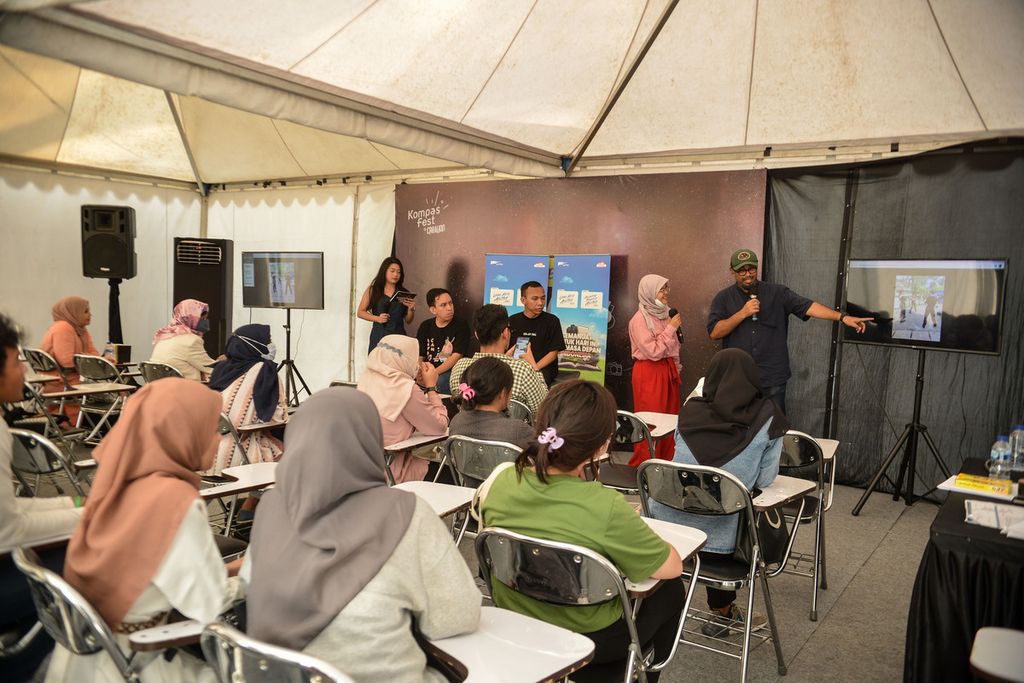 Sesi kelas fotografi bersama Kelas Pagi yang diisi oleh Andry Dilindra di tengah acara Kompasfest Creation 2023 di Dome Area, Senayan Park, Jakarta, Sabtu (17/6/2023). Harian <i>Kompas</i> kembali menyelenggarakan Kompasfest yang telah memasuki tahun ketiga pada tahun ini. 