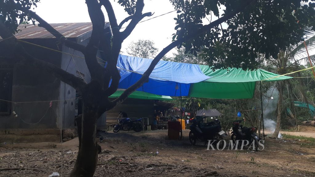 Suasana rumah duka atau kediaman Gijik (35), anggota komunitas adat yang tewas ditembak dalam kerusuhan di Desa Bangkal, Kabupaten Seruyan, Kalimantan Tengah, Rabu (11/10/2023).